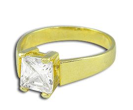 Anel folheado a ouro, contendo uma pedra carrê de zircônia.