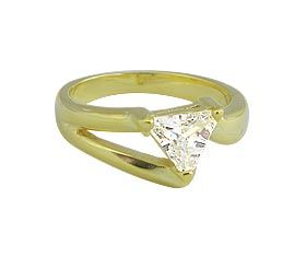Anel folheado a ouro contendo uma zircônia triangular na par